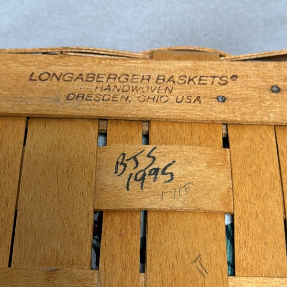 Longaberger 1995 Christmas Holliday Cranberry Basket with liner and protector - Picture 6 of 7